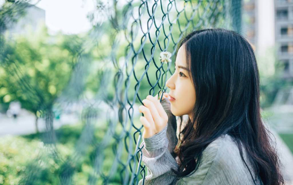 “士元静观即可。”法正微笑着点点头。